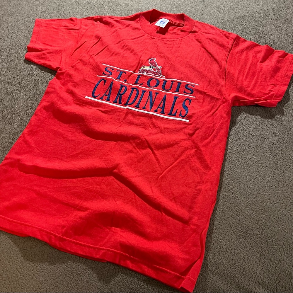 VINTAGE 90’S ST. LOUIS CARDINALS LOGO 7 MLB EMBROIDERED RED MEDIUM T-SHIRT